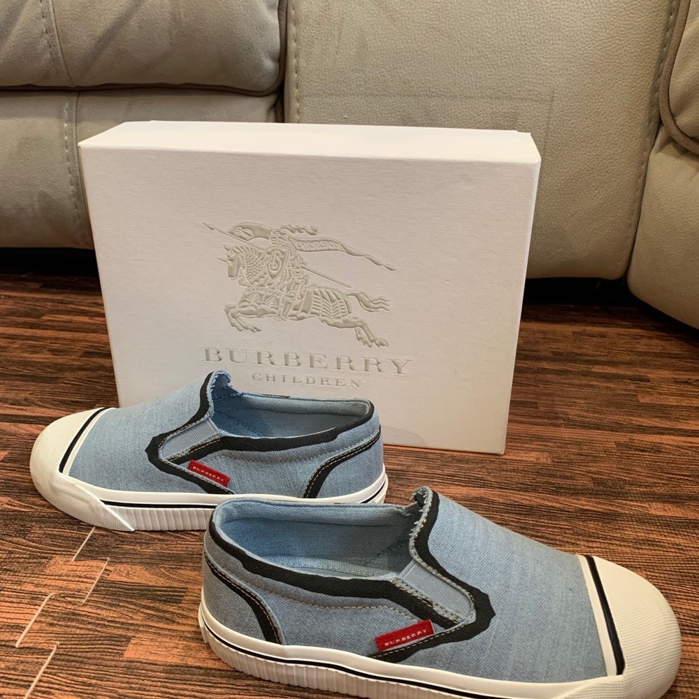 Burberry sneakers EURO 33, US size 2